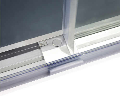 Detailansicht einer Duschkabine mit Schiebetür und Metalleinfassung