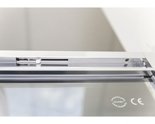 Detailansicht eines Duschkabinenprofils mit gehärtetem Glas