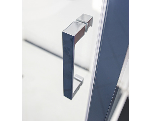 Detailansicht eines Duschkabinentürgriffs aus Metall.