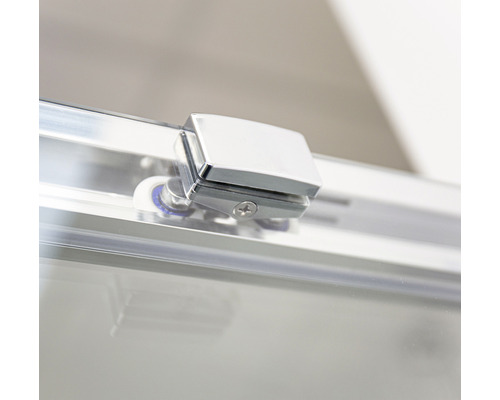 Detailaufnahme eines Duschkabinen-Elements mit Rollenführung