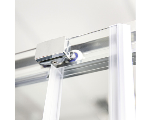 Detail einer Duschkabine mit Rollenführung