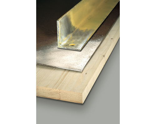 Metallwinkel mit Loch auf einer Holzplatte