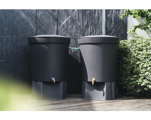 Zwei Regentonnen aus Kunststoff im Garten