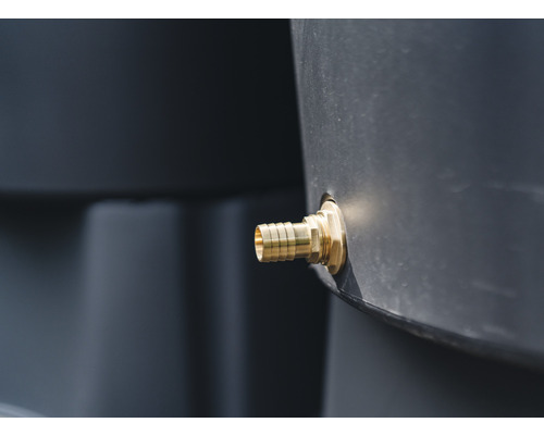 Detailaufnahme eines Wasserhahnanschlusses an einem Regentonne