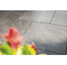 Verlegte graue Terrassenplatten aus Steinzeug