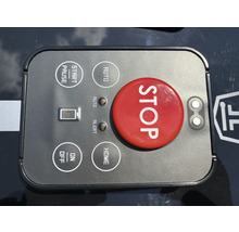 Bedienfeld eines Rasenmähroboters mit Start, Pause, Auto, Stopp, Ein, Aus und Home Taste