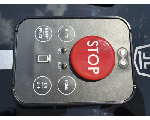 Bedienfeld eines Rasenmähroboters mit Start, Pause, Auto, Stopp, Ein, Aus und Home Taste