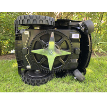 Unterseite eines Rasenmähroboters mit Klingen