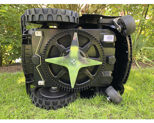 Unterseite eines Rasenmähroboters mit Klingen