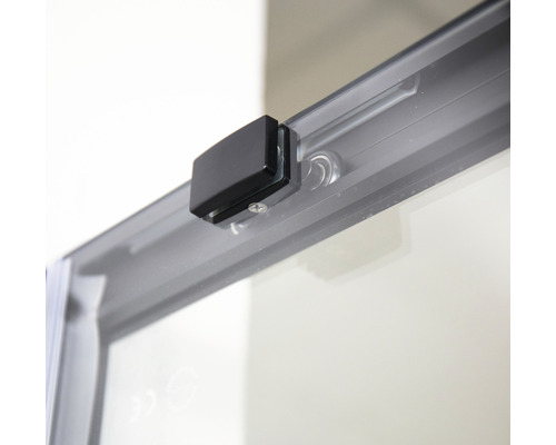 Detailansicht einer Duschkabine mit Schiebetür und Beschlag