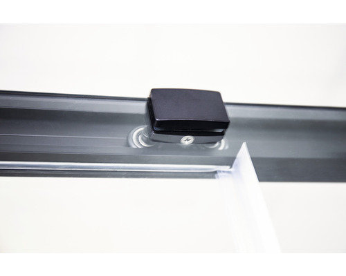 Detail einer Duschkabine mit Schiebetür und schwarzem Griff