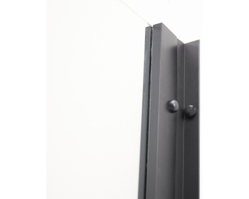 Detailansicht eines Duschkabinenrahmens mit Glaseinsatz