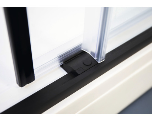 Detailansicht einer Duschkabine mit Schiebetür und schwarzem Rahmen