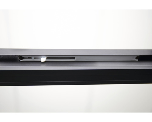 Detailansicht eines Rollladens mit Führungsschiene und Bedienelement