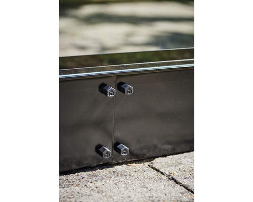 Detailansicht eines Hochbeets mit Eckverbindern