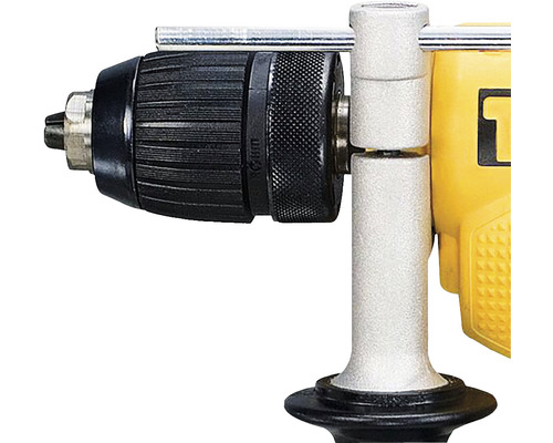 Detailaufnahme einer Bohrmaschine mit Bohrfutter und Handgriff