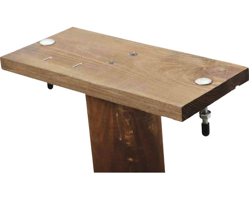 Detailansicht eines Holzmöbelstücks mit Schrauben und Metallelementen