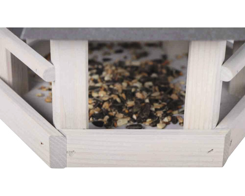 Vogelhaus mit Vogelfutter