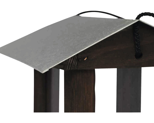 Detailansicht eines Vogelhauses mit Metalldach und Holzkonstruktion.