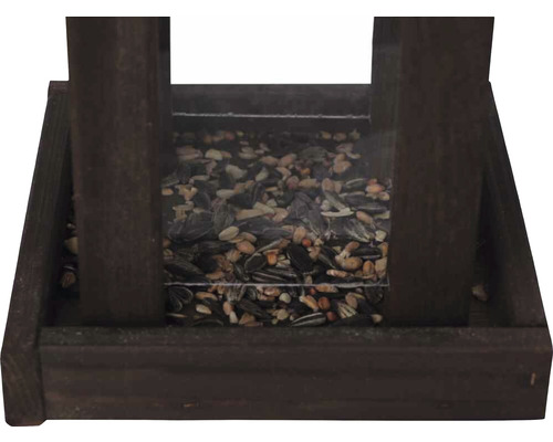 Vogelhaus aus Holz mit Vogelfutter