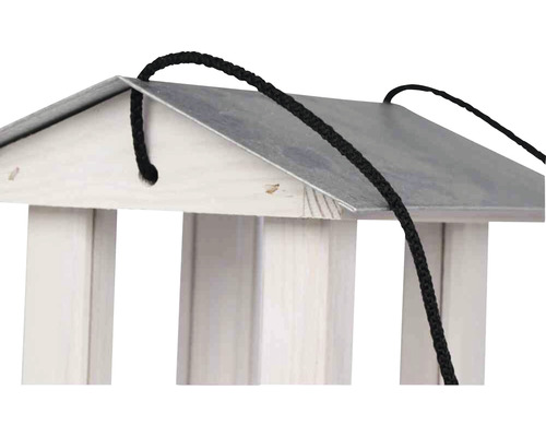 Detailansicht eines Vogelhauses mit Dach aus Metall und Aufhängeschnur