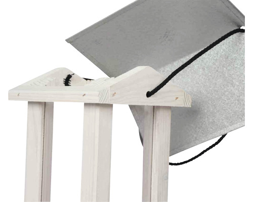 Holz-Stelzenhaus mit Stoffdach und Seilaufzug