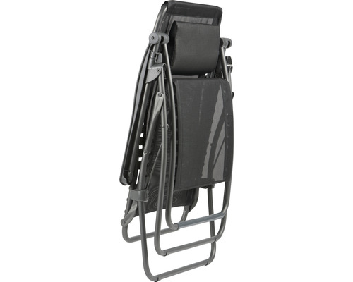 Zusammengeklappter Relaxsessel mit Metallgestell und Textilbezug