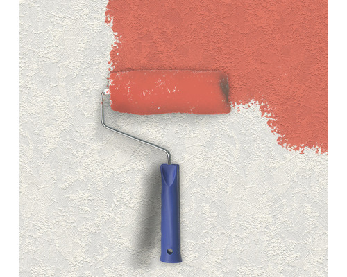 Farbroller streicht Wand