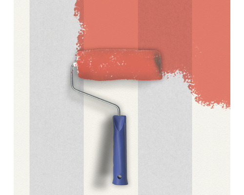 Farbroller beim Auftragen von Farbe auf eine Wand