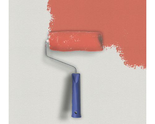 Farbroller trägt Farbe auf Wand auf