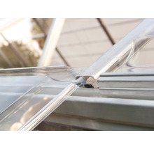 Detailansicht eines Gewächshausdachs mit Aluminiumprofilen und transparenten Platten