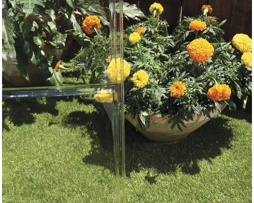 Dekorative Gartenszene mit Glasakzenten, Blumen und Kunstrasen