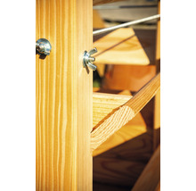 Detailaufnahme einer Holzkonstruktion mit Flügelmutterbefestigung