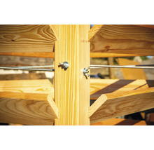 Detailansicht eines Holzbaus mit Flügelmuttern und Metallstreben