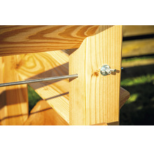 Detailaufnahme einer Holzkonstruktion mit Gewindestange und Schraube.