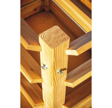 Detailansicht eines Holzregals mit Flügelschrauben