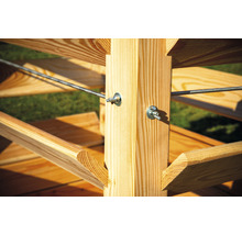 Detailansicht eines Holzregals mit Schrauben und Stahlseilen