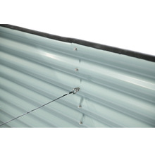 Detailansicht einer Metallgartenhauswand mit Schrauben und Öse