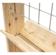 Detailansicht eines Pflanzengefäßes aus Holz mit Drahtgitter