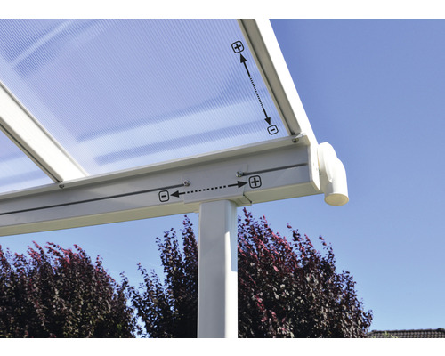 Detailansicht einer Terrassenüberdachung mit Markierungen zur Größenanpassung.