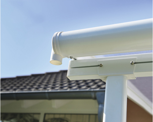 Detailansicht einer Terrassenüberdachung mit Entwässerungssystem