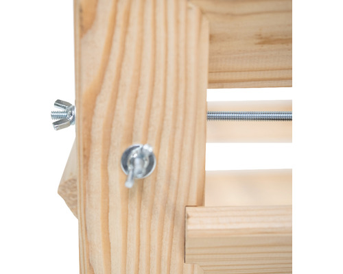 Detailansicht eines Holzrahmens mit Schrauben zur Befestigung