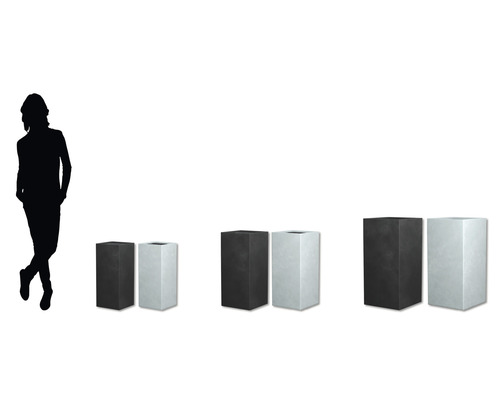 Drei Größen quadratischer Pflanzkübel Sets in Schwarz und Weiß mit Person zur Größenorientierung.
