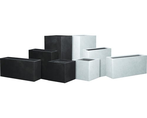 Verschiedene quadratische und rechteckige Pflanzgefäße in Schwarz und Weiß