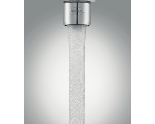 Wasserhahn mit fließendem Wasser und Neoperl Logo