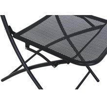 Detailaufnahme eines schwarzen Gartenstuhls mit Metallgeflecht