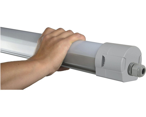 Eine Hand hält eine LED-Feuchtraumleuchte