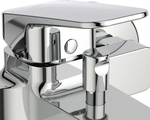 Detailansicht einer verchromten Armatur für ein Waschbecken