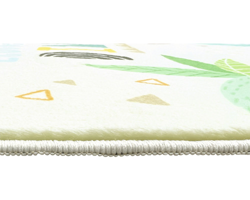 Detailansicht eines Teppichs mit Pflanzenmuster und geometrischen Formen