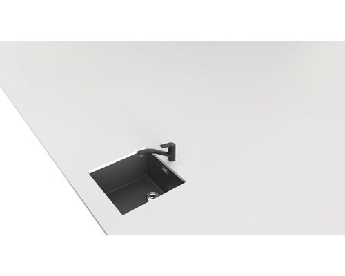 Küchenspüle mit Armatur in einer hellen Arbeitsplatte